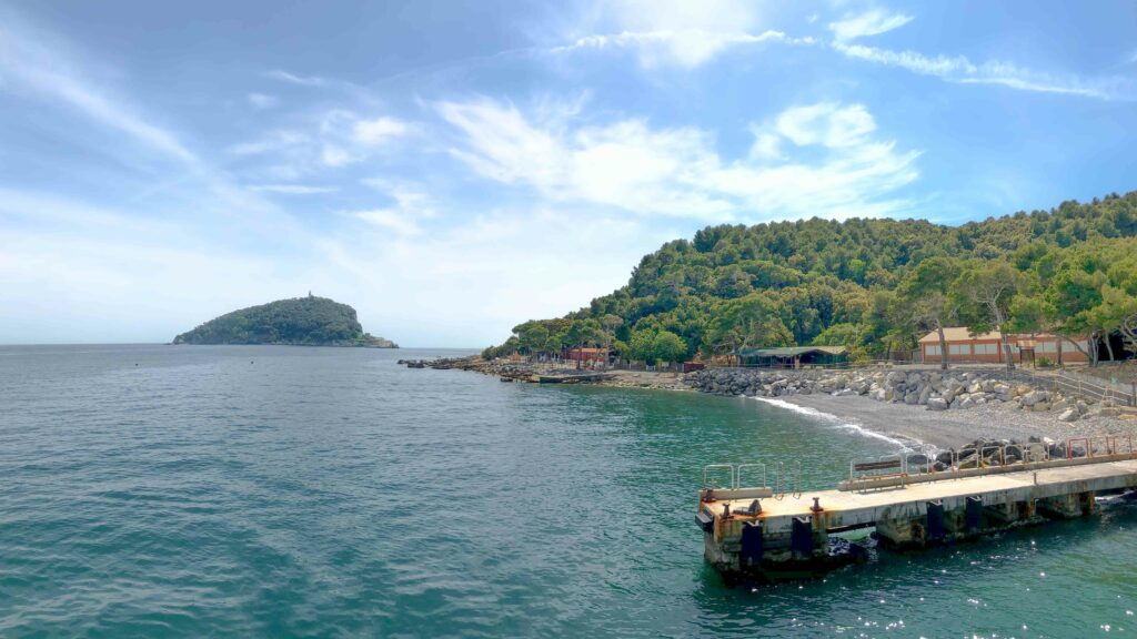 Veduta della spiaggia del Pozzale, Isola Palmaria. Immagine di archivio scatto dal pontile dove attraccano le imbarcazioni della società Navigazione Golfo dei Poeti.