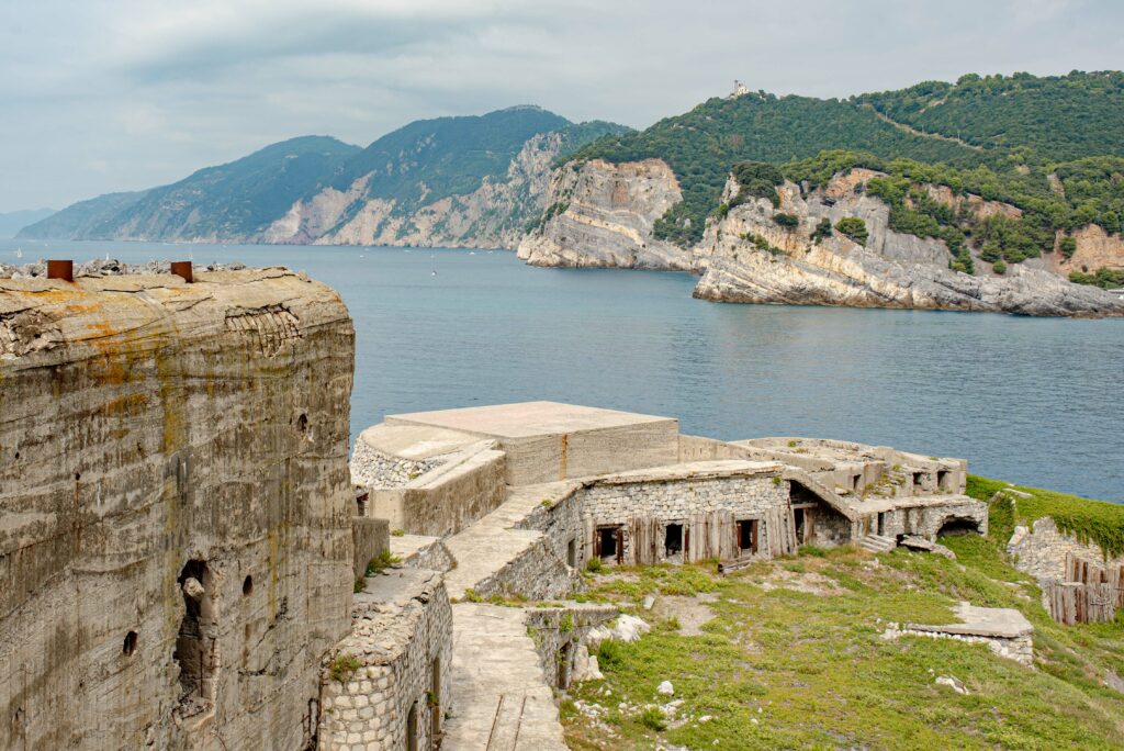 Il faro dell'Isola del Tino visto dalla lecceta